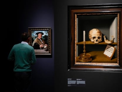 Un visitante mira el retrato de Pompeius Occo, de Dirck Jacobsz. A la izquierda, 'Reverse: Vanitas Still Life', de Barthel Bruyn El Viejo.