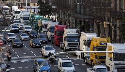 Protesta de los camionero por el centro de Barcelona.