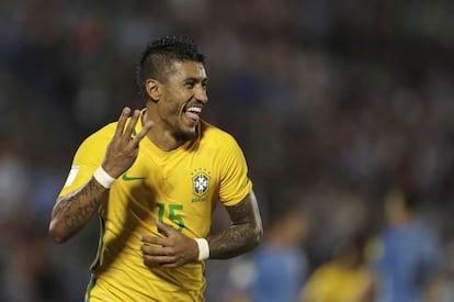 Paulinho comemora os seus três gols na seleção contra o Uruguai, no março último.