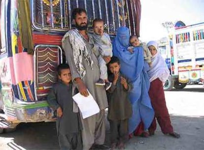 Los Sarwar al completo, junto al autobús que han compartido con otras tres familias.