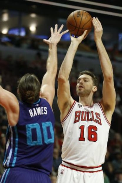 Pau Gasol lanza ante Hawes.