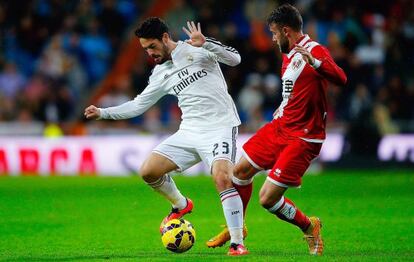 Isco trata de marcharse de Quini, el sábado en el Bernabéu.
