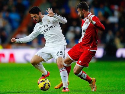 Isco trata de marcharse de Quini, el s&aacute;bado en el Bernab&eacute;u.  