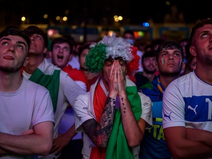 Fans de Italia siguen la final de la Eurocopa en una pantalla gigante en la Piazza del Popolo de Roma.