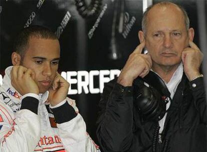 Lewis Hamilton, a la izquierda, y Ron Dennis en el 'box' de McLaren.