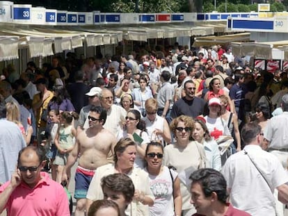 Una multitud de gente se agolpó ayer en las casetas instaladas en el Retiro madrileño.