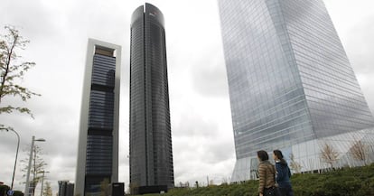 En el centro, edificio sede de PwC en Madrid.