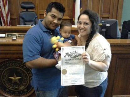 Melisa Muñoz con su marido y su primer hijo. © Facebook