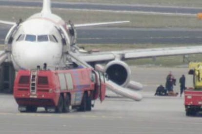 La policía inmoviliza en el aeropuerto de Amsterdam al español sospechoso de llevar una bomba.