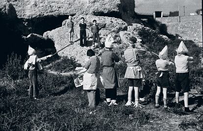 Nada más represivo que asumirlo como una actitud desde pequeños, que modele inconscientemente nuestros cerebros. En la famosa fotografía de Centelles, unos niños juegan a fusilar a sus amiguitos como entretenimiento de una plácida tarde infantil.