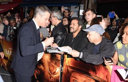 Damon, firmando autógrafos.