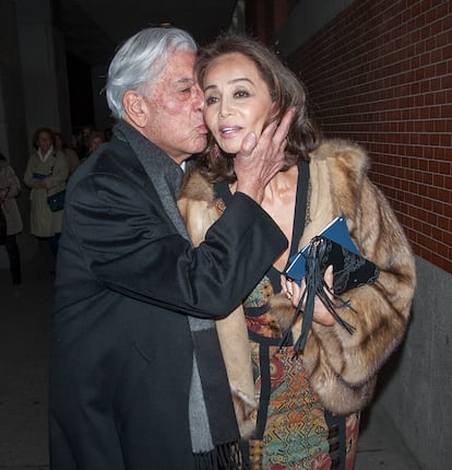 A finales de 2022, Isabel Preysler anunciaba su ruptura con el escritor Mario Vargas Llosa, con quien mantenía una relación desde 2015. En esta imagen se ve a los dos muy cariñosos en los inicios de su noviazgo. 