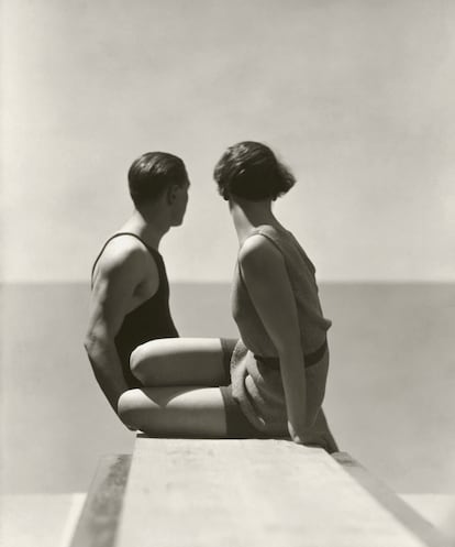 El fotógrafo Horst P. Horst posa junto a una mujer en un trampolín.