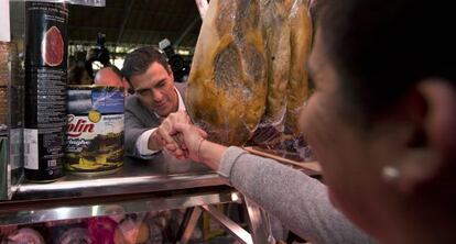 Pedro Sanchez en el mercado Central de Alicante.