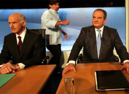 Papandreu (izquierda) y el primer ministro conservador, Karamanlis, antes de un debate televisivo.