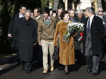 Familiares y amigos de Fernando Múgica, en el acto de homenaje en San Sebastián.