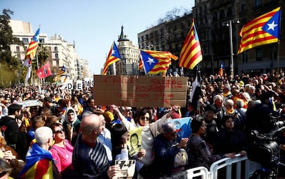 Thousands of pro-independence demonstrators at Universitat de Barcelona square.