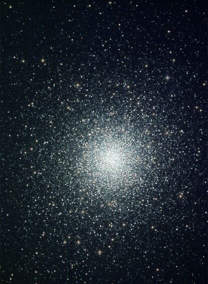 El cúmulo globular Messier 92 (M92) es un objeto celeste espléndido. Se encuentra en la constelación de Hércules y contiene miles de estrellas. Aunque se trata de uno de los cúmulos globulares más brillantes del hemisferio norte celeste, puede pasar desapercibido debido a la cercanía del no menos espectacular cúmulo Messier 13. M92 es un objeto ideal para su observación con telescopios de aficionados en primavera o verano y, si las condiciones atmosféricas son óptimas y el cielo es lo suficientemente oscuro, entonces es posible distinguir algunas de sus estrellas individuales. Esta imagen fue obtenida con la cámara CCD del telescopio de 1 metro de diámetro Jacobus Kapteyn, instalado en el Observatorio del Roque de los Muchachos en la isla de La Palma. Texto: Javier Méndez.