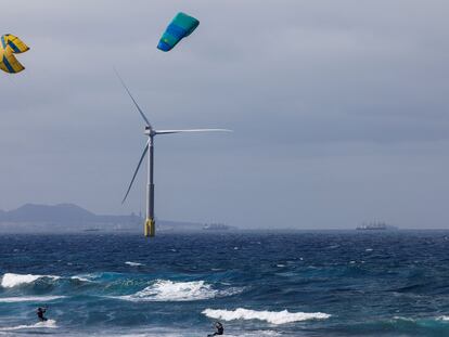 Un aerogenerador fabricado por Siemens Gamesa, frente a la costa de Telde (Gran Canaria).