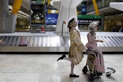 Los dos actores que amenizan la espera de las maletas en la T4 del aeropuerto de Barajas.