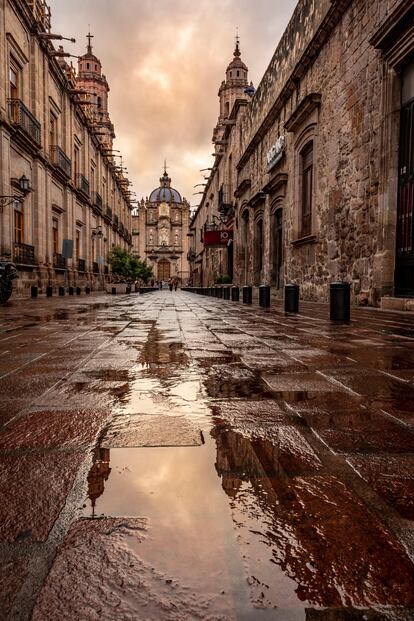 Calle del centro histórico de Morelia, con la catedral de la ciudad al fondo.