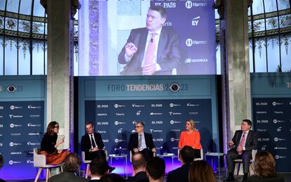 Alicia González, Jaume Miquel, Juan Luis Múnera, Hildur Eir Jónsdóttir y Jordi Sevilla, durante su intervención en el Foro Tendencias 2023.