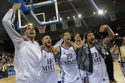 Reyes, Rodríguez, Vidal y Llull (de izquierda a derecha) festejan la victoria del Madrid.