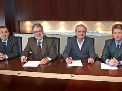 Juan Carlos Rovira, (Institut Catalá de Finances), Pedro Torrades (grupo Planeta), Joan Bosch (El Punt) y Carlos Godó, (Grupo Godo) durante el acuerdo de venta del Avui al Punt Diari en 2009