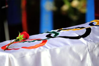 El féretro de Juan Antonio Samaranch, con una bandera olímpica y una rosa.