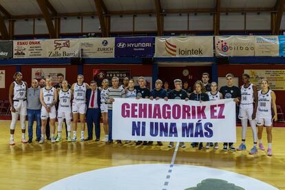 Las jugadoras y técnicos del Lointek Gernika, este miércoles, al inicio del partido de la Copa Europea Femenina contra el club belga Kangoeroes Mechelen en el polideportivo Maloste de la localidad vasca.
