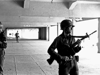 Soldados custodian el 22 de septiembre de 1973 el Estadio Nacional, donde más de 7.000 personas fueron detenidas tras el golpe militar contra Salvador Allende.