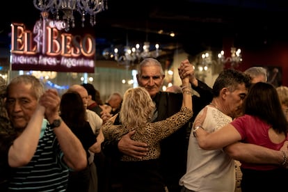 Bailarines en la milonga 'Perfume de mujer' en Buenos Aires, el 27 de agosto.