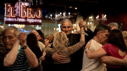 Bailarines en la milonga 'Perfume de mujer' en Buenos Aires, el 27 de agosto.