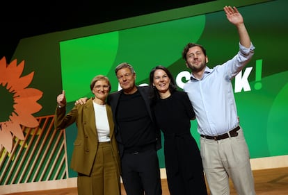 Franziska Brantner y Felix Banaszak, elegidos como nuevos lderes de Los Verdes de Alemania, la ministra de Exteriores, Annalena Baerbock, y el vicecanciller Robert Habeck saludan a los asistentes a la convencin de su partido este domingo en Wiesbaden (Alemania).