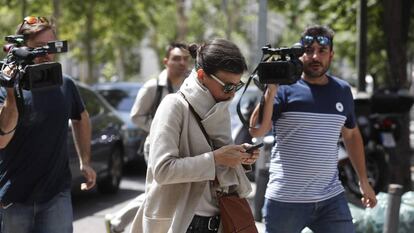 Anna Vidal, abans d'entrar a l'Audiència Nacional per declarar.