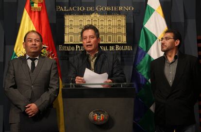 El ministro de Miner&iacute;a, C&eacute;sar Navarro (al centro) en un evento p&uacute;blico.
 
