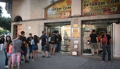 Varios barceloneses comprando petardos este jueves.