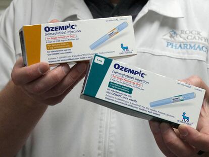 Una farmacéutica muestra cajas de Ozempic, un tratamiento contra la diabetes que también se usa para la pérdida de peso.