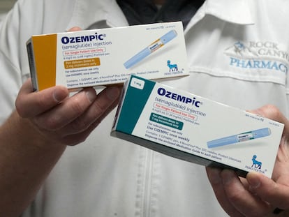 Una farmacéutica muestra cajas de Ozempic, un tratamiento contra la diabetes que también se usa para la pérdida de peso.