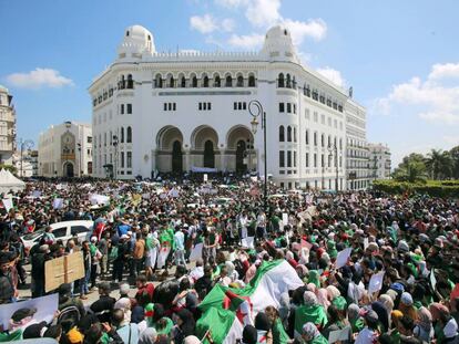 Manifestación de estudiantes contra el régimen argelino, este martes 16 de abril, en Argel.