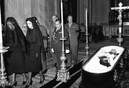 El féretro con los restos mortales de Franco durante uno de los funerales, en la iglesia de El Pardo el 20 de noviembre de 1975, antes de ser trasladado al Palacio Real. A la izquierda, su viuda, Carmen Polo, y su hija, la marquesa de Villaverde.