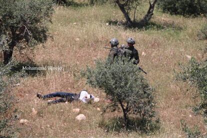 Osama Hajahjeh aparece tendido en el suelo tras ser disparado en una pierna por las fuerzas israelíes.