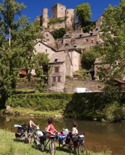 'Biciperegrinas' en la localidad francesa de Belcastel, departamento de Aveyron, en el Camino Francés.