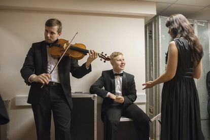 Miembros de la Orquesta Filarmónica de Novosibirsk ensayan en los pasillos antes de un concierto.