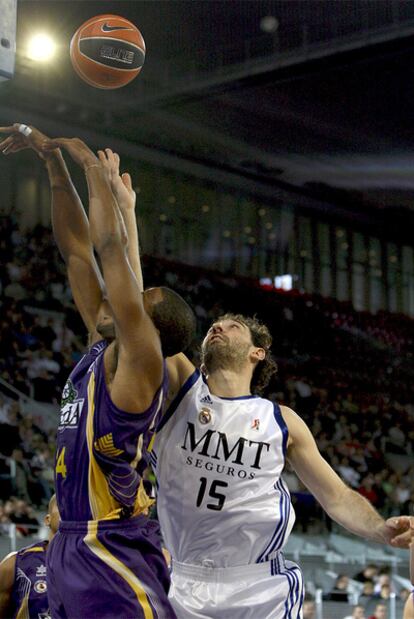 Garbajosa disputa un rebote con un jugador del Valladolid.