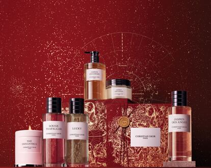 Christian Dior. La maison vive cada año a lo grande la llegada del calendario lunar con un packaging tan lujoso y exclusivo como su contenido. En este 2023, los clientes de dior.com que adquieran cualquier producto de La Collection Privée formada por perfumes de autor, cremas corporales, velas y jabones perfumados, podrán pedir que sus compras se envuelvan en un cofre rojo con una ilustración en oro creada por el artista Pietro Ruffo. Pero lo personalización más allá con la posibilidad de añadir un grabado en forma de dedicatoria, un nombre o las iniciales del destinatario.