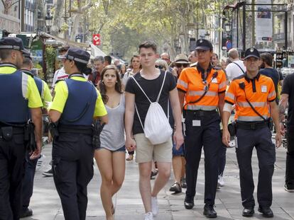 Agentes cívicos trabajan en la Rambla de Barcelona a un año de los atentados terroristas.