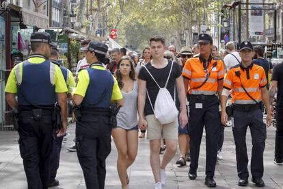 Agentes cívicos trabajan en la Rambla de Barcelona a un año de los atentados terroristas.