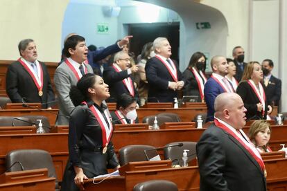 Legisladores de la oposición reaccionan al discurso sobre el Estado de la Nación de Pedro Castillo, en Lima, el 28 de julio de 2022. 