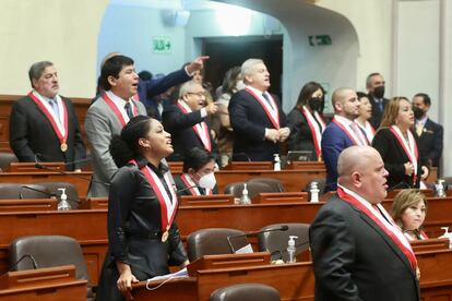 Legisladores de la oposición reaccionan al discurso sobre el Estado de la Nación de Pedro Castillo, en Lima, el 28 de julio de 2022.